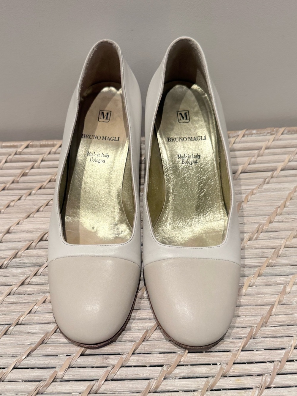 Vintage Bruno Magli Ivory Leather Round-Toe Pumps 7